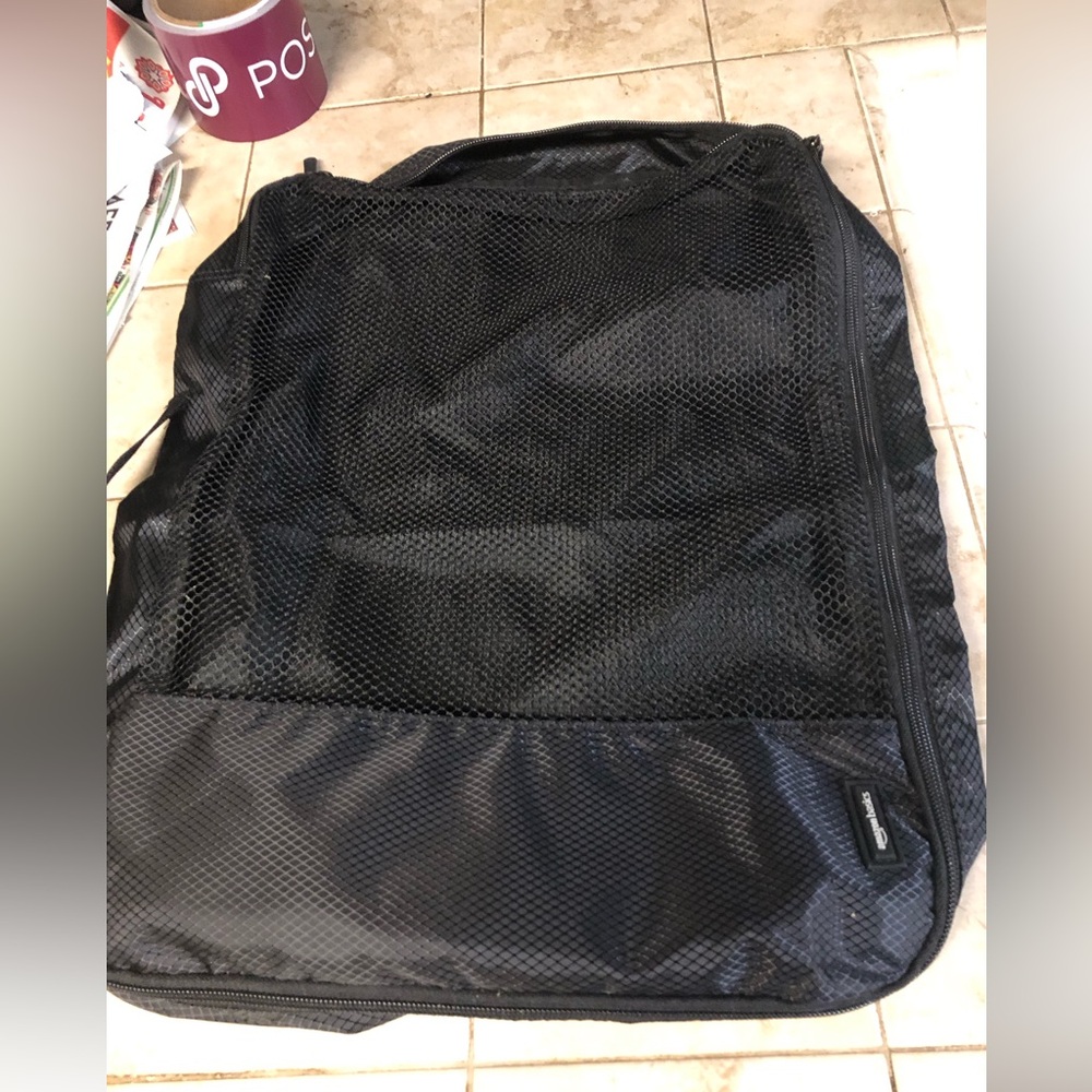 Black Travel Organizer with Mesh Panel and Zipper Closure- 1A $8 or 🦋